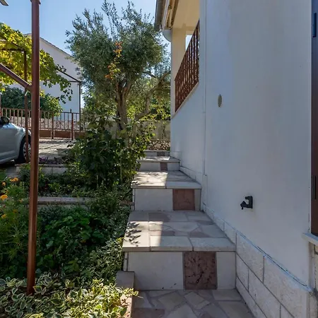 Charming With Private Garden And Terrace Трогир