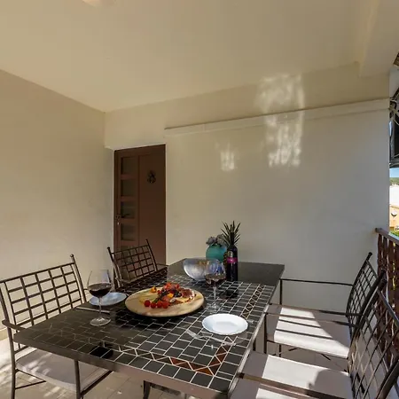 Charming With Private Garden And Terrace Апартаменты Трогир