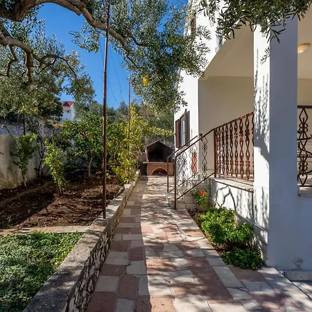 Charming With Private Garden And Terrace * Трогир