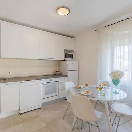 Charming With Private Garden And Terrace Apartament