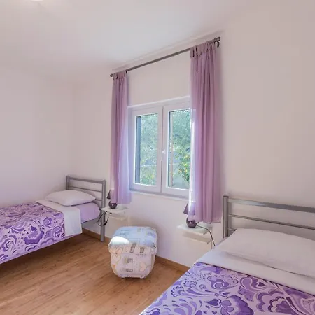 Charming With Private Garden And Terrace Apartament *
