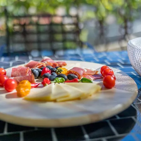 Апартаменты Charming With Private Garden And Terrace