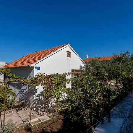 Апартаменты Charming With Private Garden And Terrace