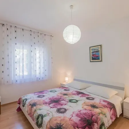 Charming With Private Garden And Terrace Apartament Trogir