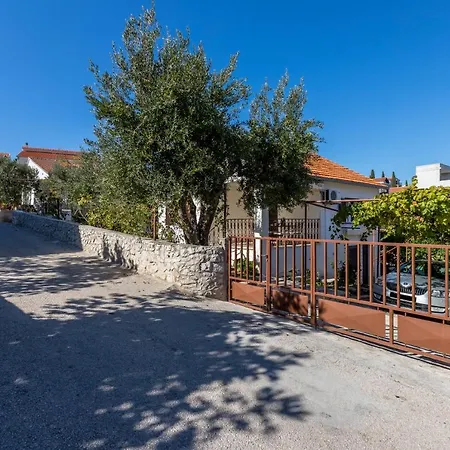Charming With Private Garden And Terrace Apartament *