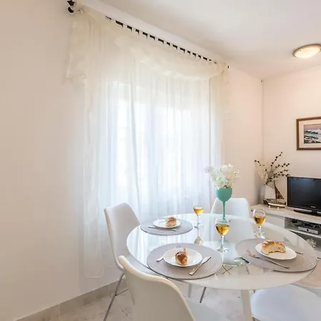 Charming With Private Garden And Terrace Апартаменты Трогир