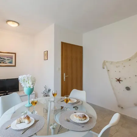 Charming With Private Garden And Terrace Apartament Trogir