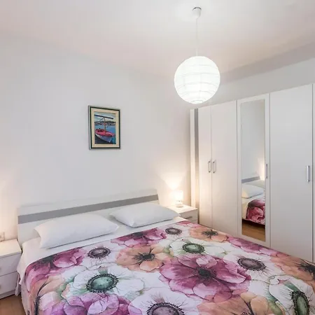 Апартаменты Charming With Private Garden And Terrace *