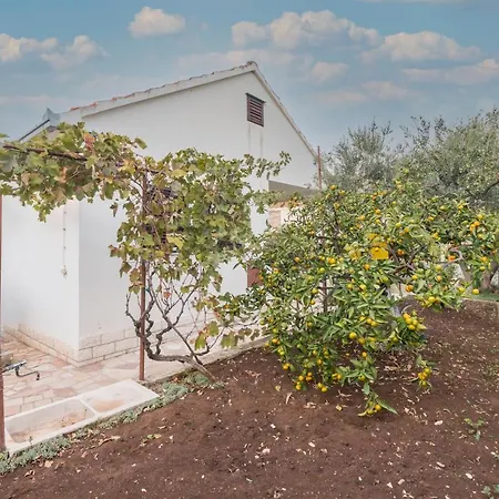 Apartament Charming With Private Garden And Terrace Trogir