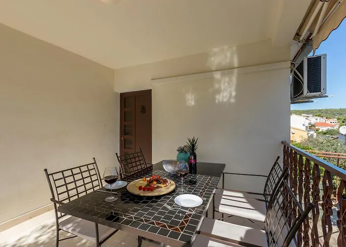 Charming With Private Garden And Terrace Apartment Trogir