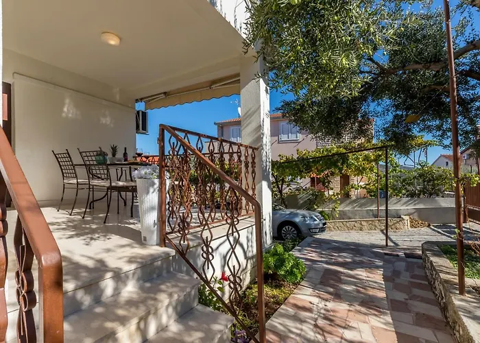 Lägenhet Charming With Private Garden And Terrace Trogir