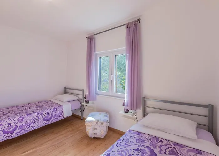 Charming With Private Garden And Terrace Lägenhet *