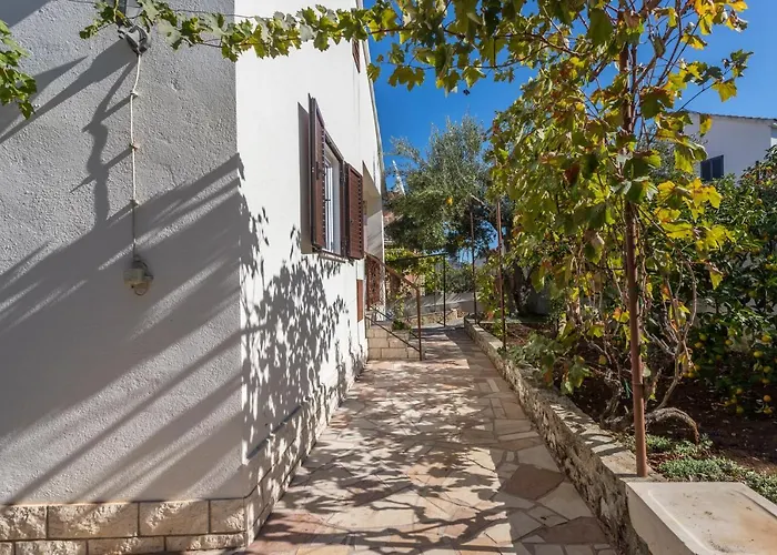 Lägenhet Charming With Private Garden And Terrace Trogir