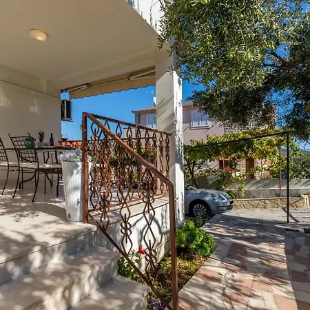 Lägenhet Charming With Private Garden And Terrace Trogir