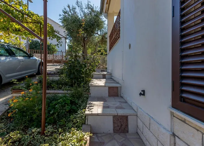 Charming With Private Garden And Terrace Trogir