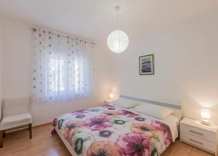 Charming With Private Garden And Terrace Apartment Trogir