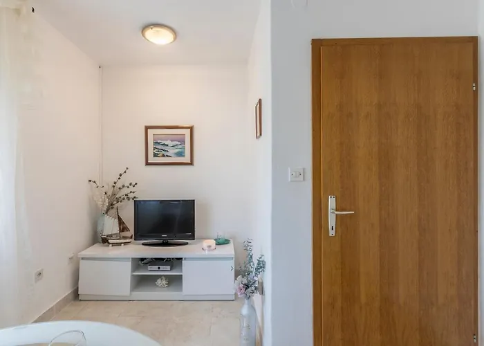 Charming With Private Garden And Terrace Apartment Trogir