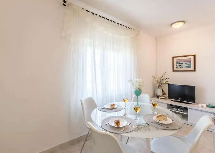 Charming With Private Garden And Terrace Apartment Trogir