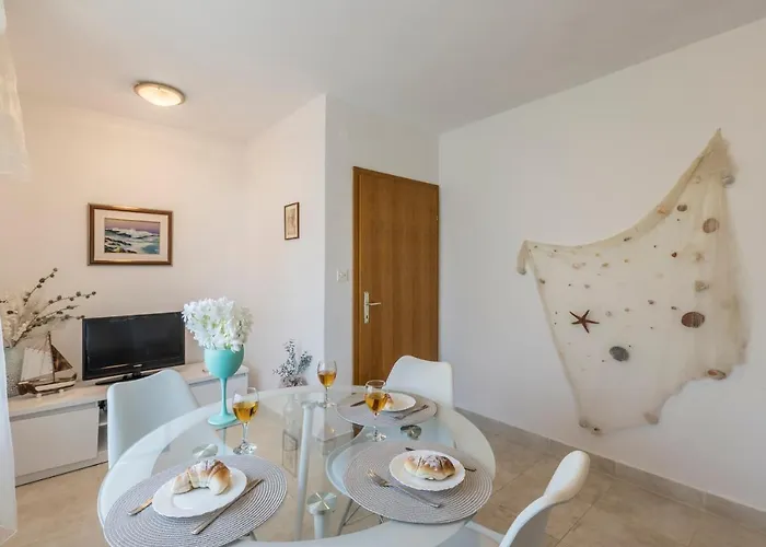 Charming With Private Garden And Terrace Apartment Trogir