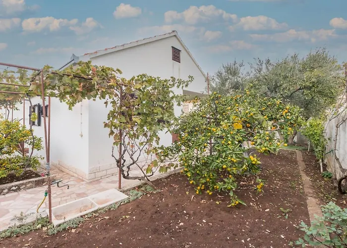 Apartment Charming With Private Garden And Terrace Trogir